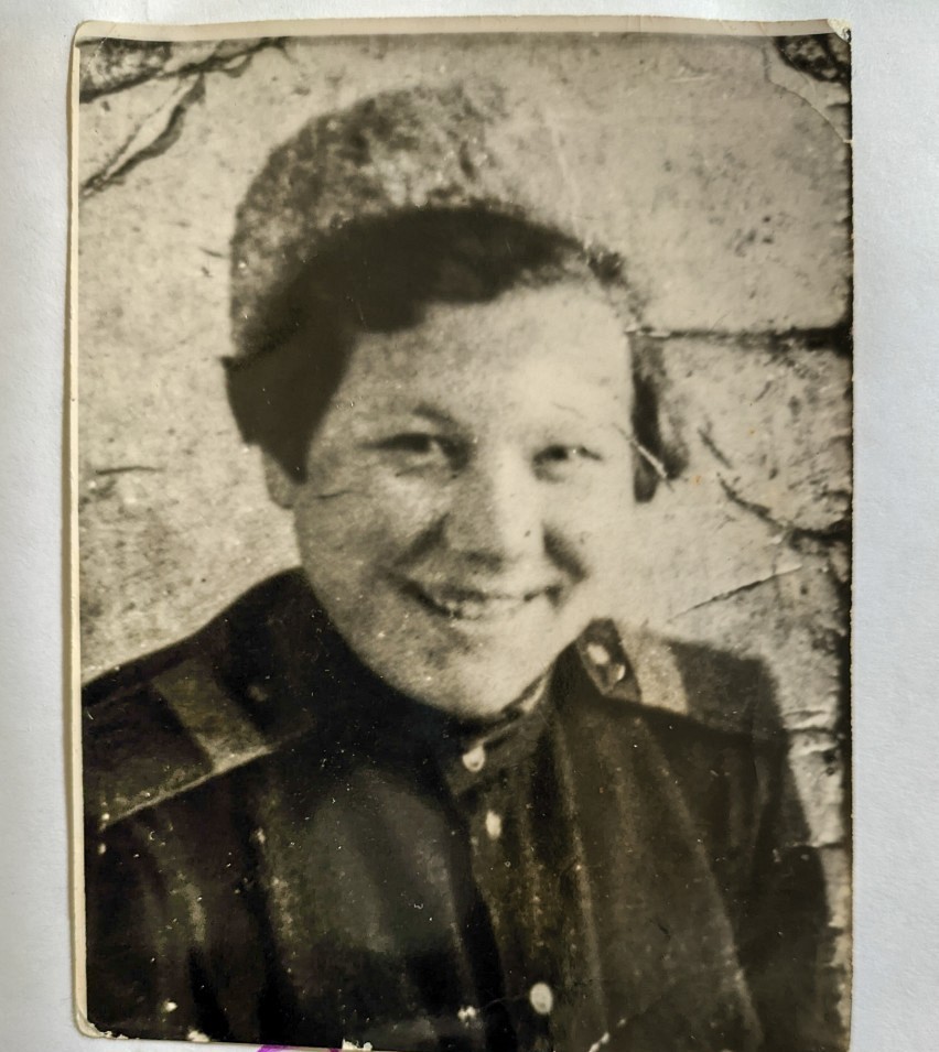 А такой была Катя в 1943-м, во время работы в госпитале в Рославле. Фото из семейного альбома.