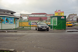 По соседству с автомойкой