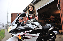 Дорога. Мотоцикл. Девушка.