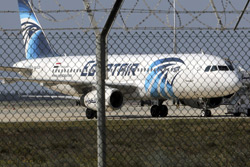 СМИ: самолет EgyptAir, летевший из Парижа в Каир, упал в море