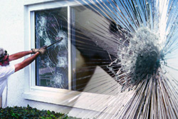 Бобруйский хулиган разбил окна в парикмахерской 