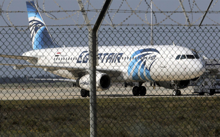СМИ: самолет EgyptAir, летевший из Парижа в Каир, упал в море
