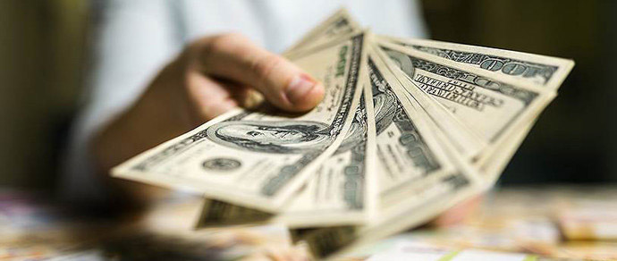 Российские вкладчики понесли валюту в белорусские банки