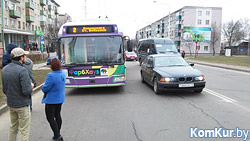 Недалеко от станции «Бобруйск» столкнулись троллейбус и BMW 