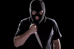 Неизвестный в маске с ножом ограбил магазин в Бобруйске 