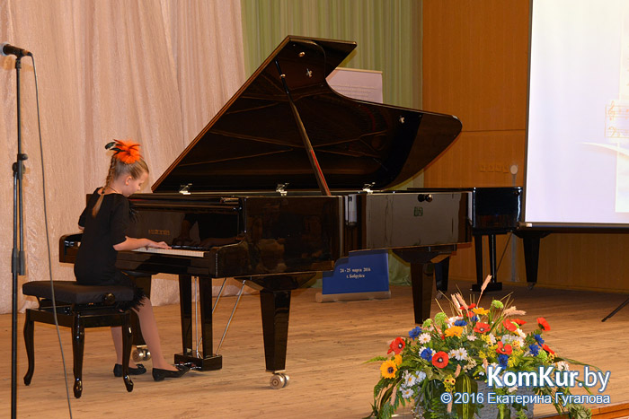 В бобруйской школе искусств наградили юных пианистов