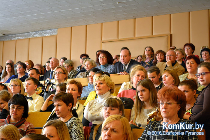 В бобруйской школе искусств наградили юных пианистов