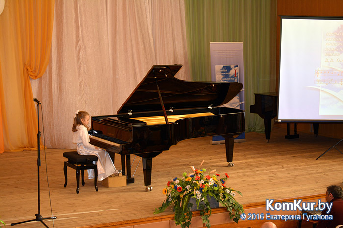 В бобруйской школе искусств наградили юных пианистов