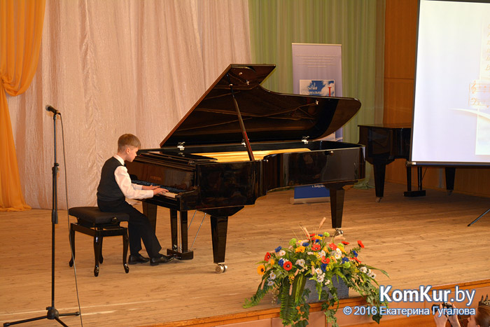 В бобруйской школе искусств наградили юных пианистов