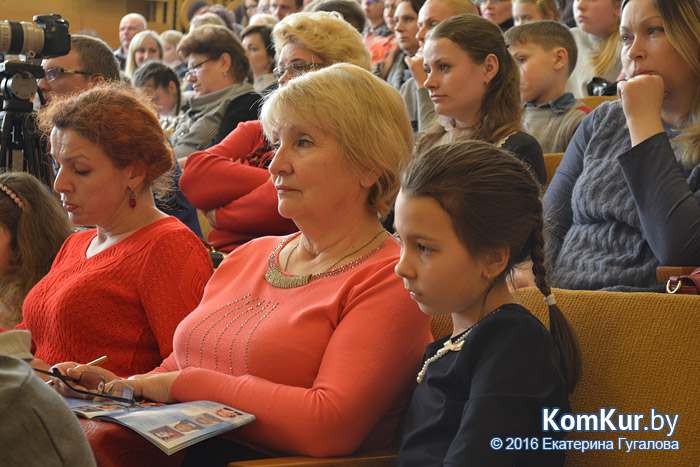 В бобруйской школе искусств наградили юных пианистов