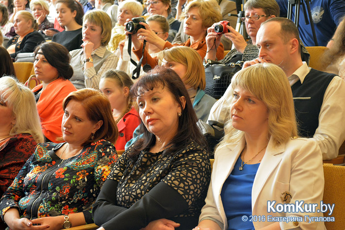 В бобруйской школе искусств наградили юных пианистов