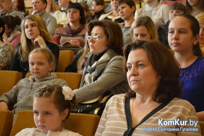 В бобруйской школе искусств наградили юных пианистов