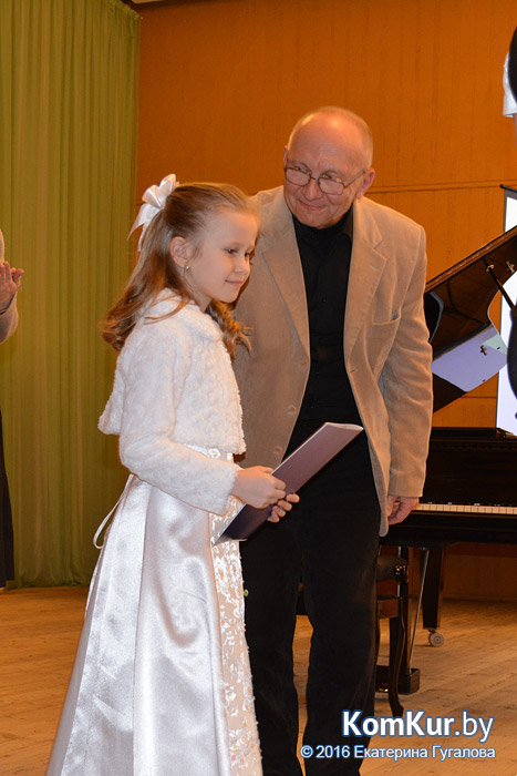 В бобруйской школе искусств наградили юных пианистов