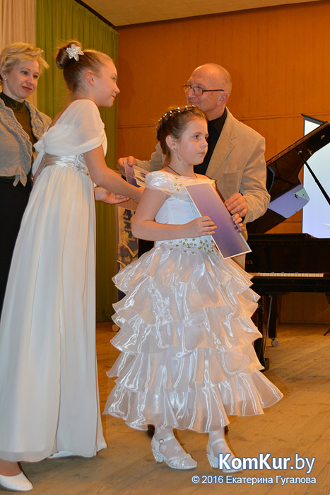 В бобруйской школе искусств наградили юных пианистов