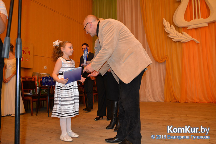 В бобруйской школе искусств наградили юных пианистов