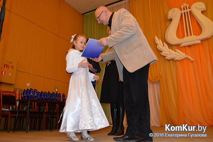 В бобруйской школе искусств наградили юных пианистов