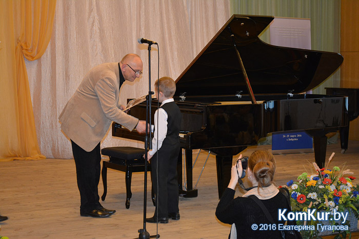 В бобруйской школе искусств наградили юных пианистов