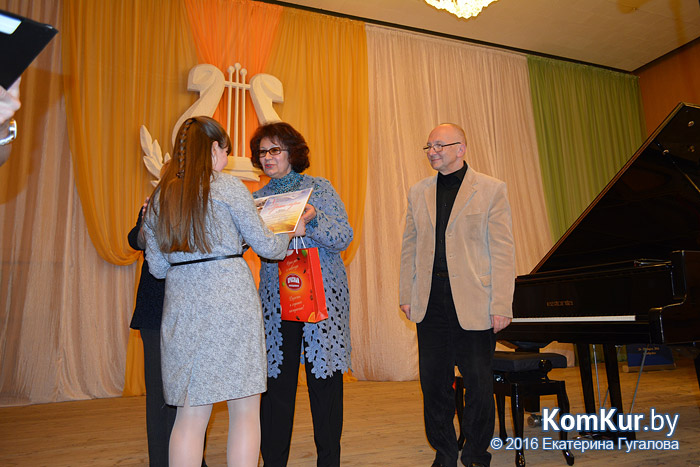 В бобруйской школе искусств наградили юных пианистов