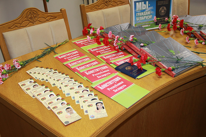 В администрации Первомайского района юным бобруйчанам вручили паспорта 	