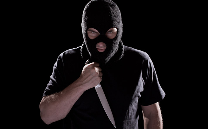 Неизвестный в маске с ножом ограбил магазин в Бобруйске 