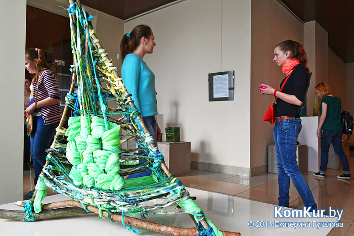 «Разговоры в зеленых»: выставка скульптур из текстиля открылась в Бобруйске