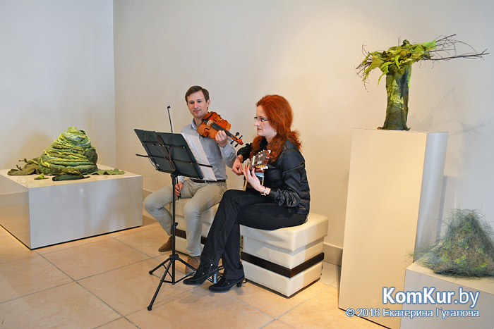 «Разговоры в зеленых»: выставка скульптур из текстиля открылась в Бобруйске