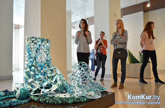 «Разговоры в зеленых»: выставка скульптур из текстиля открылась в Бобруйске