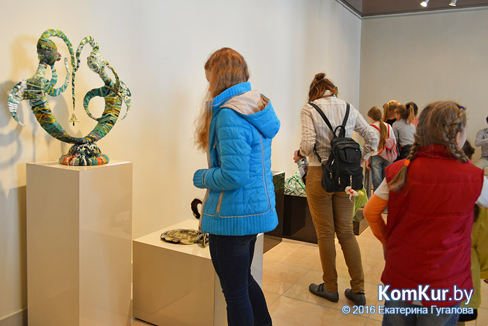 «Разговоры в зеленых»: выставка скульптур из текстиля открылась в Бобруйске