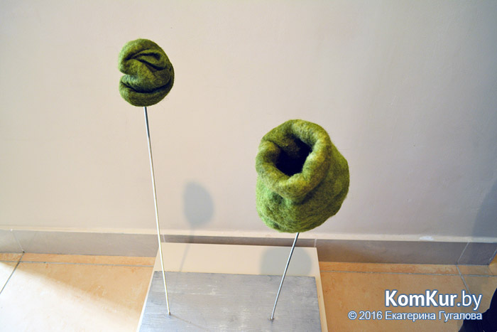 «Разговоры в зеленых»: выставка скульптур из текстиля открылась в Бобруйске