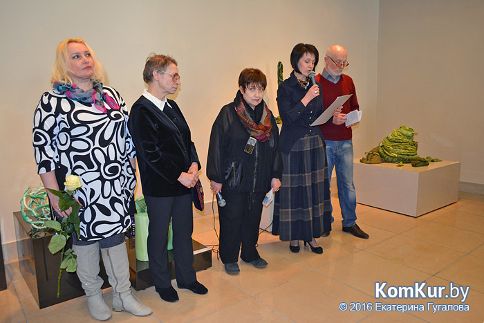 «Разговоры в зеленых»: выставка скульптур из текстиля открылась в Бобруйске