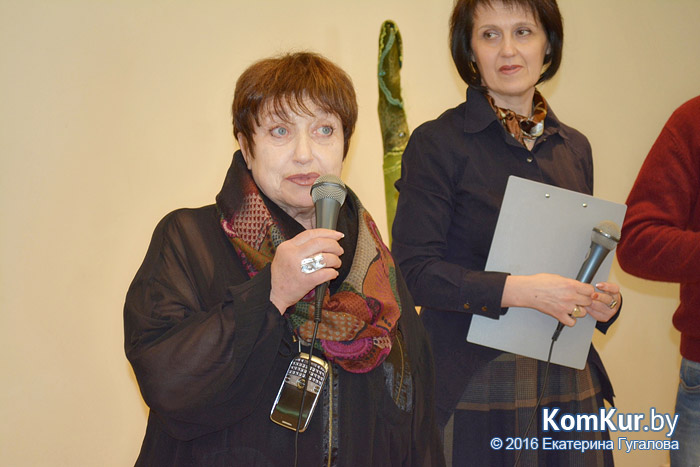 «Разговоры в зеленых»: выставка скульптур из текстиля открылась в Бобруйске