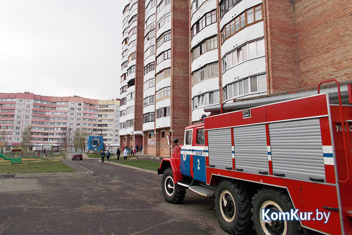 К многоэтажке в Бобруйске съехались шесть пожарных расчетов 