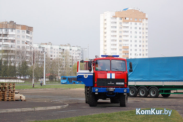 К многоэтажке в Бобруйске съехались шесть пожарных расчетов 