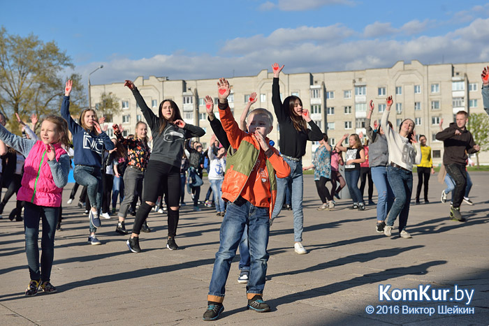 В Бобруйске станцевали за мир!