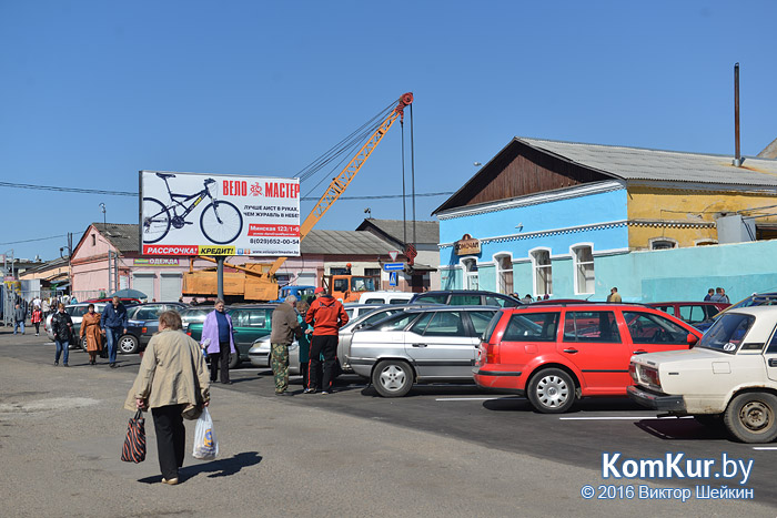 В Бобруйске около центрального рынка появилась большая парковка 