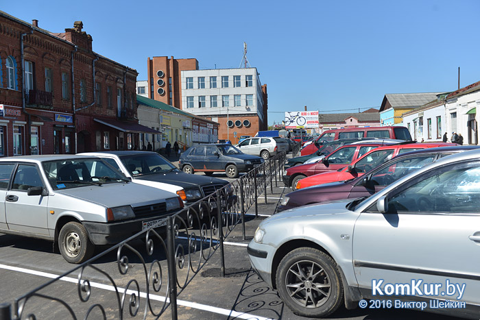 В Бобруйске около центрального рынка появилась большая парковка 