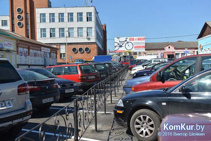 В Бобруйске около центрального рынка появилась большая парковка 