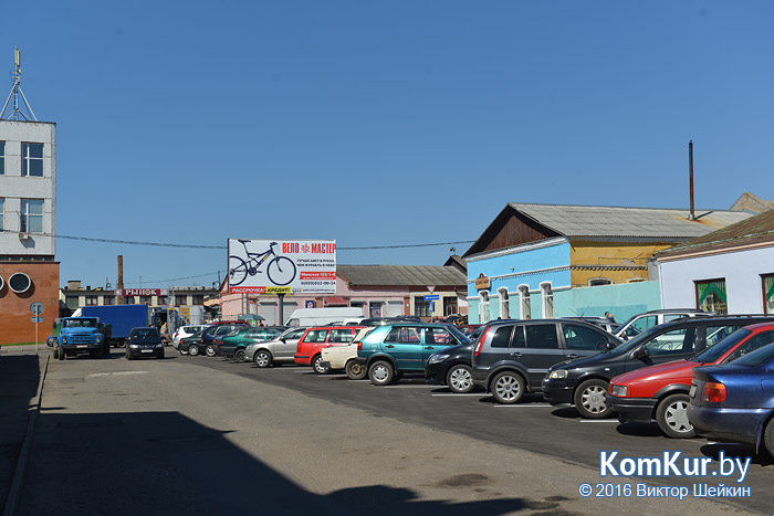 В Бобруйске около центрального рынка появилась большая парковка 