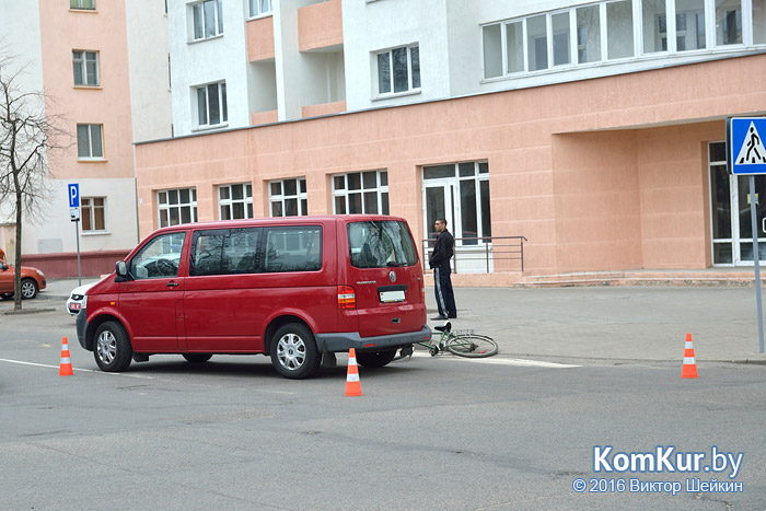 В Бобруйске велосипедист врезался в микроавтобус 