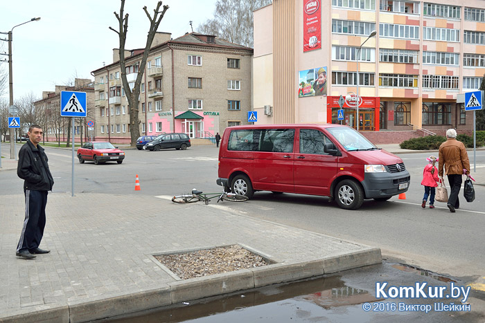 В Бобруйске велосипедист врезался в микроавтобус 