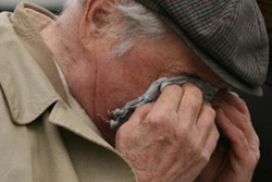 В Бобруйске рецидивист избил пенсионера 