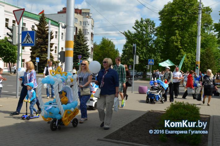 Парад детских колясок прошел по улицам Бобруйска