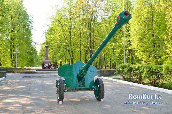 В бобруйском парке установлена 85-милллиметровая пушка
