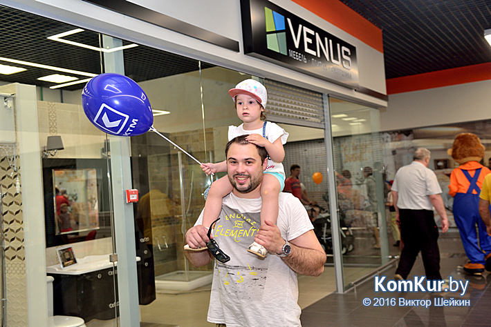 В Бобруйске открылся большой торговый центр «Карусель» 