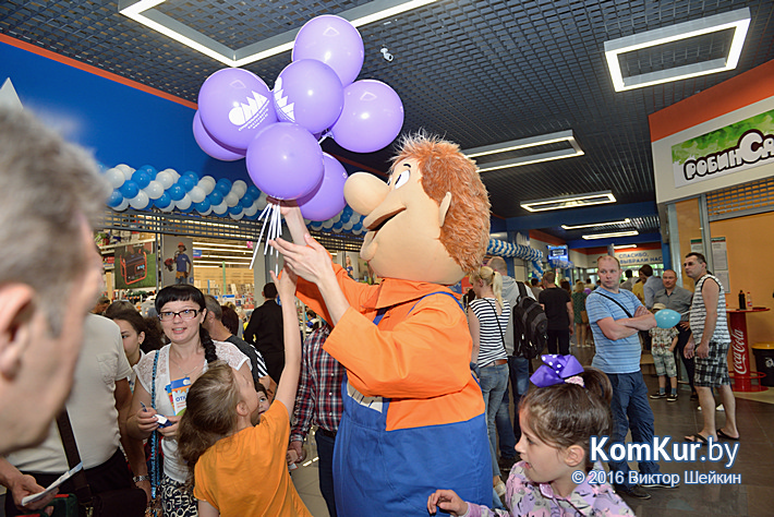 В Бобруйске открылся большой торговый центр «Карусель» 