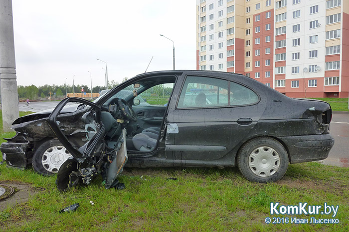 Авария в Бобруйске: «Рено-Меган» «подставился» под боковой удар 