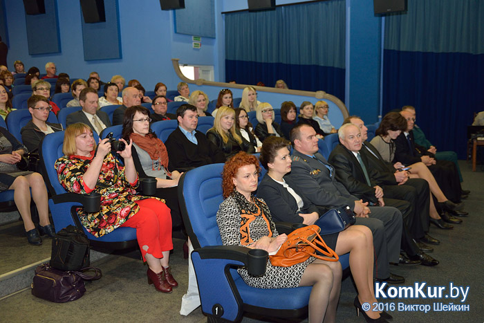 Работникам бобруйских СМИ вручили призы и подарки