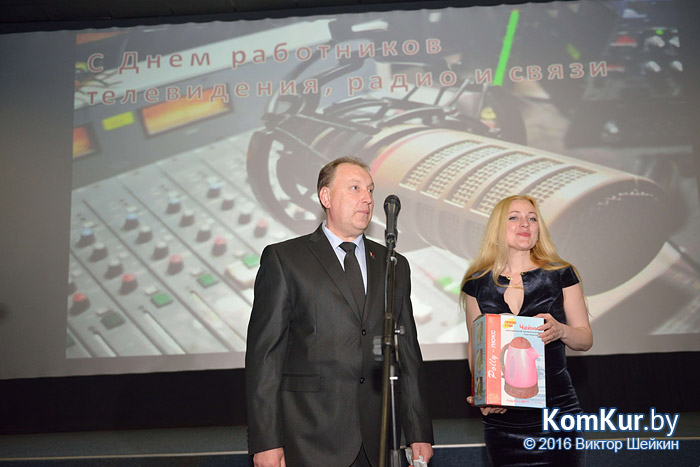Работникам бобруйских СМИ вручили призы и подарки