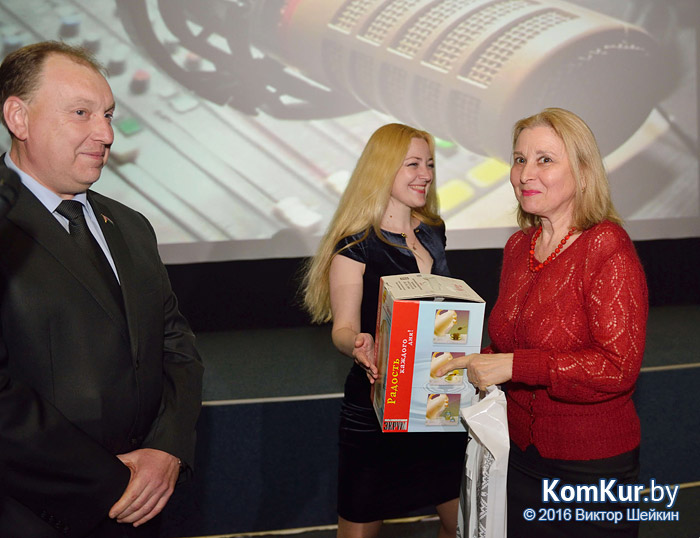 Работникам бобруйских СМИ вручили призы и подарки