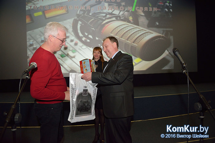 Работникам бобруйских СМИ вручили призы и подарки